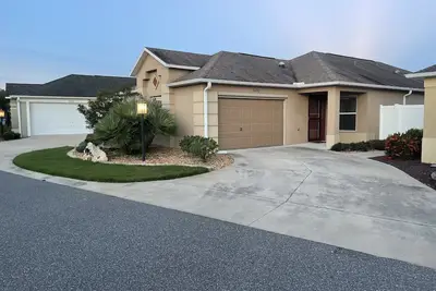 Image de Villa just behind Eisenhower and 1 block from Brownwood Square