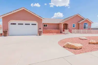 Image de Kanab Family Retreat near Zion, Bryce and the Grand Canyon! Theater & Hot Tub!