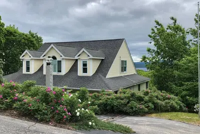 Image de Large hillside house with spectacular view of Lake Winnipesaukee.