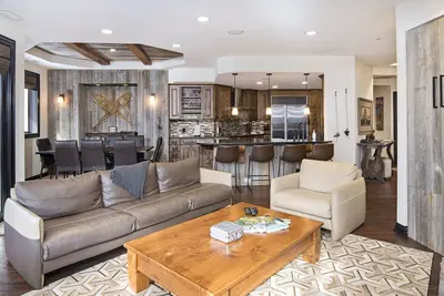 Image de The Perfect Combination of Location, Size, and Luxury! Ski-in/ski-out!