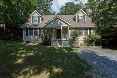 Image de Incredible Back Yard! Hot Tub and much more!