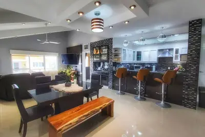 Image de Luxury 3 bedroom Penthouse 1 block from the water