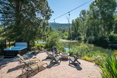 8 Steps to the river! Newly renovated Cabin with Hot Tub, Sauna, Mtn views&Wifi