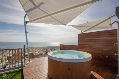 Image de The Penthouse Pier beachfront with private solarium.