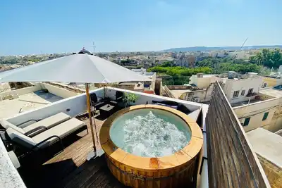 Image de Rooftop Heated Jacuzzi, Fireplace, A Unique Home!