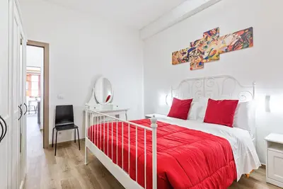 Image de Comfortable 35sqm apartment that can accommodate up to 4 people. Located on the second floor, without a lift, of a building 3 minutes walk away from Uffizi Gallery and Piazza della Signoria, the accommodation is the best solution to visit the city comfor