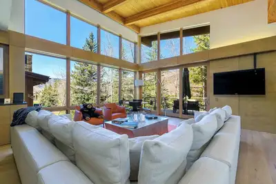 Image de Modern Vail Winter Escape by InvitedHome | Walk to Ski Shuttle, Hot Tub