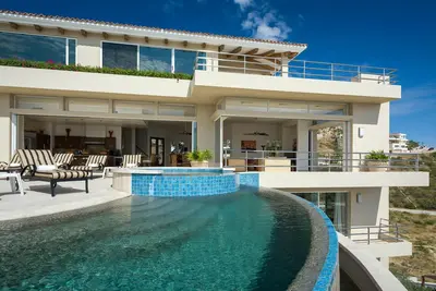 Image de Luxury 5 Br Ocean View Villa del Mar w/ Heated Pool, Home Theatre Room + More