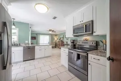 Image de \"Vitamin Sea\" Grill|Fenced In|Beaches|Trail Access