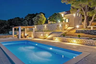 Image de Luxury Villa Castello di Pietra with private heated pool, private parking, gym, children are welcomed in Pučišća, Brač.