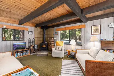 Image de Bikes + Kayak Avail! Authentic Cabin in Friendly West Shore - \"Mirthwood Den\"