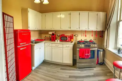 Image de 2nd Story Historic Downtown 2br with Modern Amenities