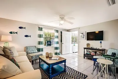 Image de End Of Summer Special- Private patio-Central location & trolley-3min to beach