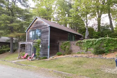 Image de Beautifully appointed lake-view cottage with dock access