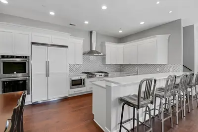 Image de Brand New. 1. 5 blocks to Westin. 1st floor bed & bath. Walkable Convenience