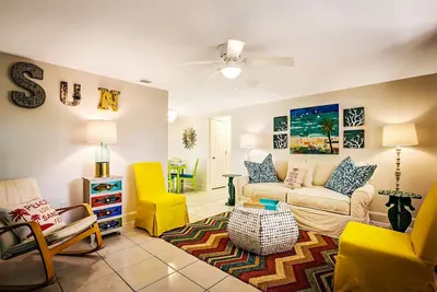 Image de End Of Summer Rates! Cozy cottage central location-Private patio-3 min to beach!