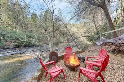 Image de Waterfront Cabin w/ Beautiful River View & Hot Tub