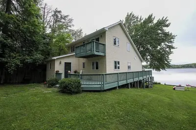 Image de Lakefront Sunrise Cottage on Galway Lake
