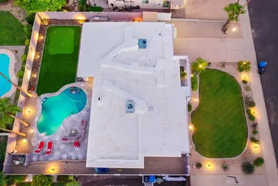 Cactus Manor, Heated Pool! Putting Green! Centrally located