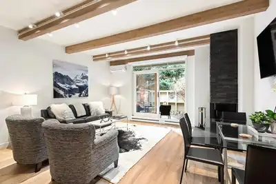 Image de Newly Remodeled with Perfect Downtown Location & A/C! Walk to anywhere in town.