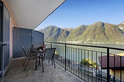 Image de Appartamento \"1 Il Tornante\" avec vue sur le lac et les montagnes, climatisation et balcon