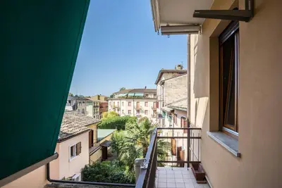 Image de Appartement \"Loggia Family\" dans le centre de Bardolino avec Wi-Fi, climatisation et balcon