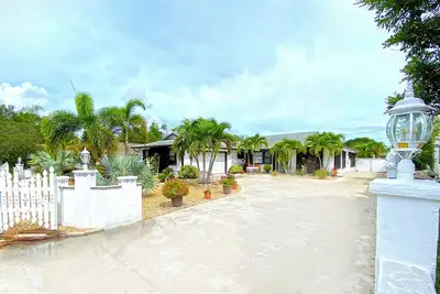 Image de Nestled in Manatee Pocket - Spacious 3-Bedroom House with Pool