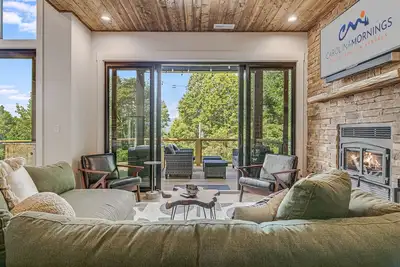 Image de Pet-Friendly w/ Deck, Views + Biltmore Pass | Modern Maggie Valley Escape