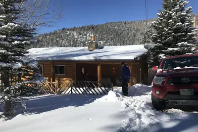 Image de The Cabin back deck offers stunning views and only 15 minutes from Sipapu Skiing