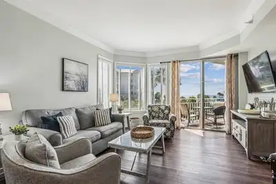 Image de 1204 Sea Crest ~ Updated 2nd Floor Villa, Steps to the Beach and Coligny Plaza