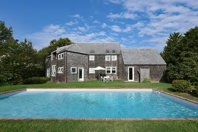 Image de Architect designed house near ocean on huge reserve.