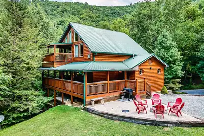 Image de Secluded 4 Bedroom + Loft, Hot Tub, Fire Pit & Game Rooms!