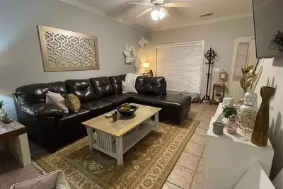 Image de Townhome:  2 Bedrooms, 2. 5 Baths, Close to Campus