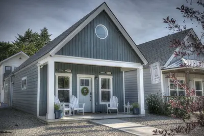 Image de Cozy Nautical Cottage ~  2bd/ Sleeps 6 / 1 Mi to Lake/ Free Shuttle / Video Tour