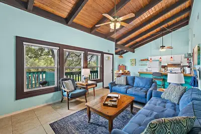 Image de Meublé de 30 jours seulement - 2/1 duplex, roi et lits queen, 2 blocs à Zilker Park