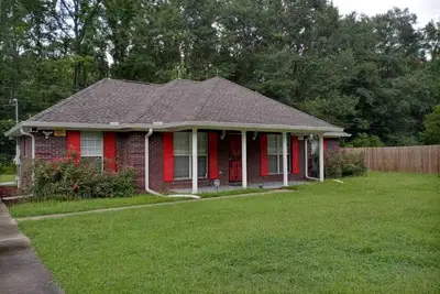 Image de Dad's beautiful home at Historic Tuskegee!