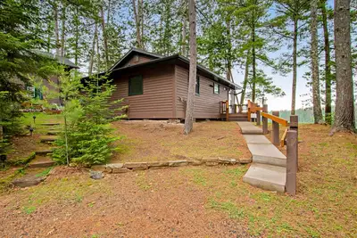 Image de Waterfront cabin with Plum Lake views, private dock, beach access & kayaks