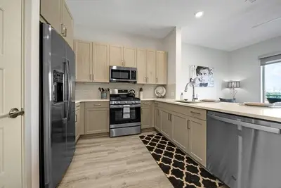 Image de Brand New “Paris” Theme Luxury apt in River Oaks