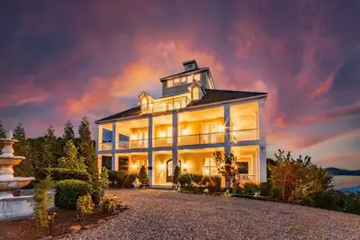 Image de Ultimate Luxury Lake Estate -Sleeps 22|dock|chef kitchen