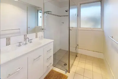 Image de Hot-Tub  Centrally located 3br sleeps 6-8. Safe for a large family, No Bunks