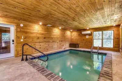 Image de Splish-N-Splash · Private Indoor Pool, Hot Tub, $560 Free tickets each paid day