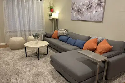 Image de 3 bdrm, Sunroom & Patio; Near shops/Light Rail and easy access to downtown