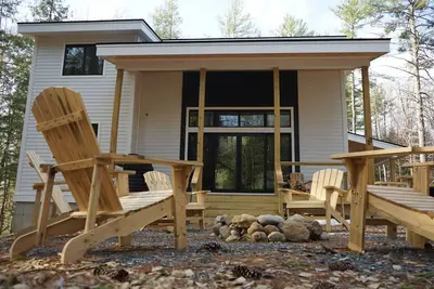 Image de New construction family home at the base of Ragged Mountain.