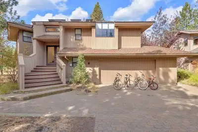 Image de Rustic two story home with ac, private, Hot tub!