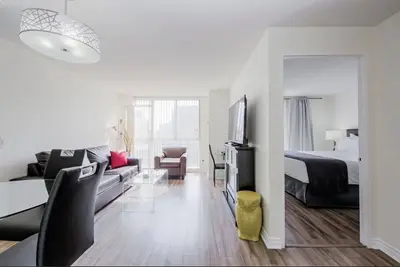 Image de Stunning High Floor Bay St Condo w Big Balcony / Terrace (Sleeps 4) Pet Friendly