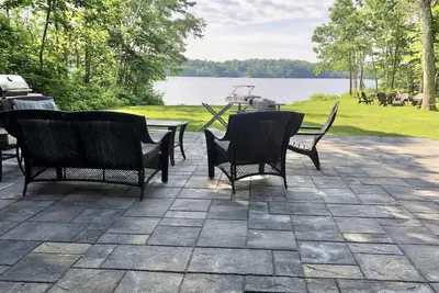 Image de Lakefront property on John’s Pond. Dock, Bring your boat! Close to Sea to shining Sea bike Path, Close to Mashpee town Beach, Close to great shopping in Mashpee Commons