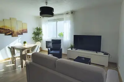 Image de Grand T2 de 50m2 - 2ème ligne de mer - Centre Ville - 100m du port