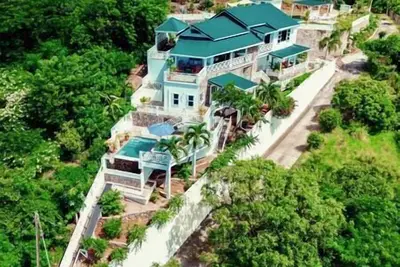 Image de Three Apartment Beachview Home w/Pool