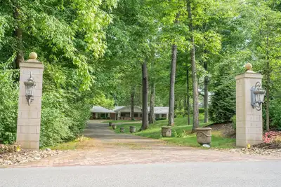 Image de Hidden in a Private Wooded Area