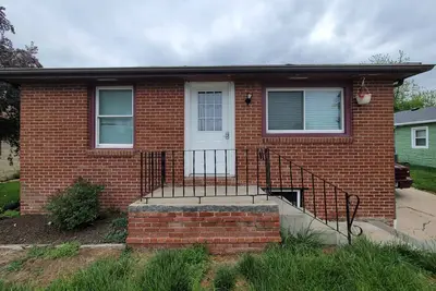 Image de House To Yourself! Parking, Wifi, Pets allowed!